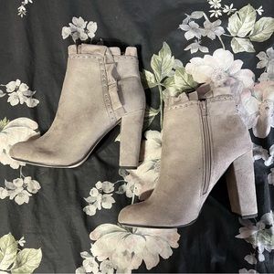Francesca’s • Yasmin • size 9 • gray suede •